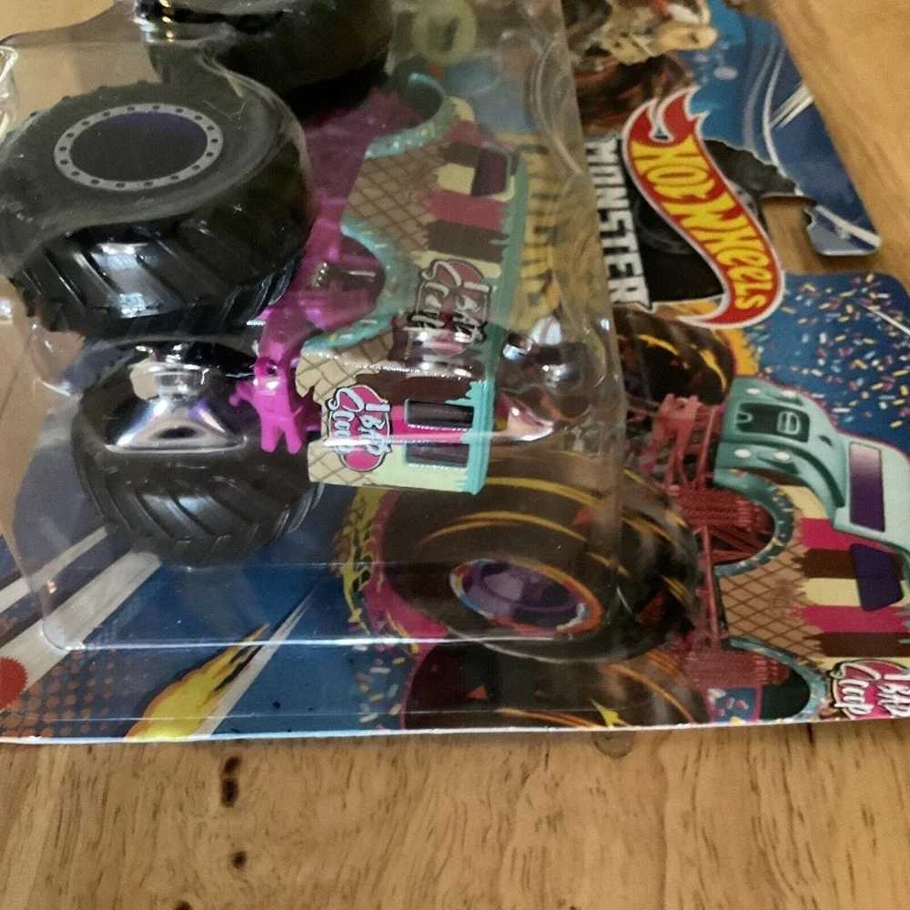 Mattel Hot Wheels Monster Trucks, Carbonator XXL HWFloat And I‎ Bad Scoop